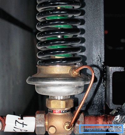 Im Keller ist ein Druckregler installiert. Im Keller ist ein Druckregler installiert.