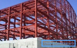 Beim Bau des Stadionrahmens werden geformte Rohre unterschiedlicher Größe verwendet.