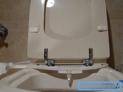Ein Bidet auf der Toilette wird zum Verkauf angeboten.
