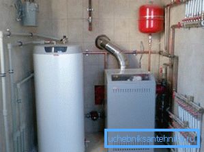 In Systemen mit einem nichtflüchtigen Kessel ist ein Ausdehnungsgefäß erforderlich (auf dem Foto ist es rot)