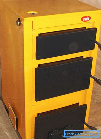 In einem Festbrennstoffkessel können Sie sowohl Holz und Kohle als auch Biokraftstoff verbrennen. In einem Festbrennstoffkessel können Sie sowohl Holz und Kohle als auch Biokraftstoff verbrennen.