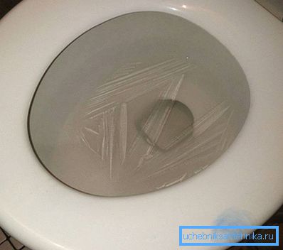 2785 Wasser ist in der Toilette eingefroren