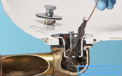 Im Badezimmer ist die häufigste Ursache für Verstopfungen das im Waschbecken gewaschene Haar. Im Badezimmer ist die häufigste Ursache für Verstopfungen das im Waschbecken gewaschene Haar.