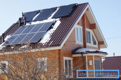 Im oberen Teil des Daches sehen wir drei Vakuum-Sonnenkollektoren. Im oberen Teil des Daches sehen wir drei Vakuum-Sonnenkollektoren.
