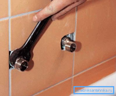 Bei exzentrisch verschraubten Exzentern. Bei exzentrisch verschraubten Exzentern.