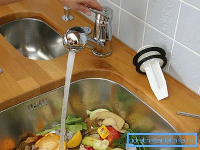Badewanne mit Abfall. Badewanne mit Abfall.