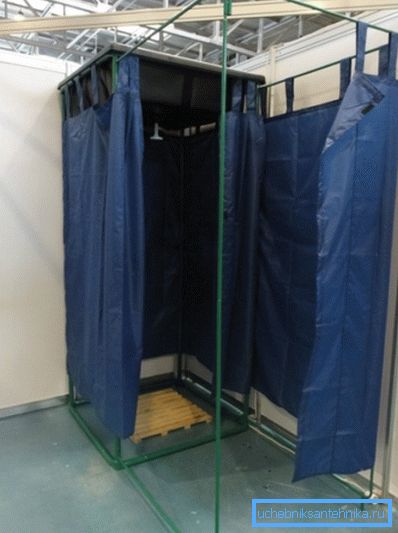 Duschmöglichkeit mit extra Ankleideraum Duschmöglichkeit mit extra Ankleideraum
