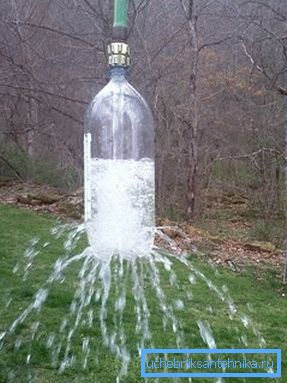 Eine Version der Konstruktion mit einer herkömmlichen Plastikflasche Eine Version der Konstruktion mit einer herkömmlichen Plastikflasche