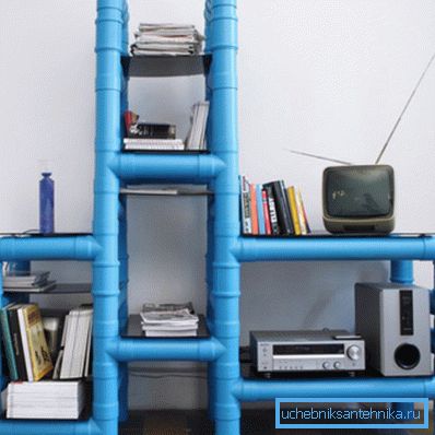 Option eines kleinen Racks aus PVC-Rohren Option eines kleinen Racks aus PVC-Rohren