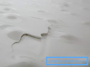 Es ist wichtig, die Risskanten zu reinigen und die Oberfläche zu nivellieren. Es ist wichtig, die Risskanten zu reinigen und die Oberfläche zu nivellieren.