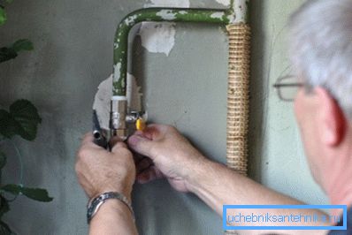 Das Ventil wird ganz von Hand umwickelt, dann etwa 1 Umdrehung mit einem Schlüssel. Das Ventil wird ganz von Hand umwickelt, dann etwa 1 Umdrehung mit einem Schlüssel.