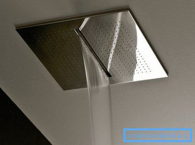 Kopfbrause in der Badezimmerdecke installiert Kopfbrause in der Badezimmerdecke installiert