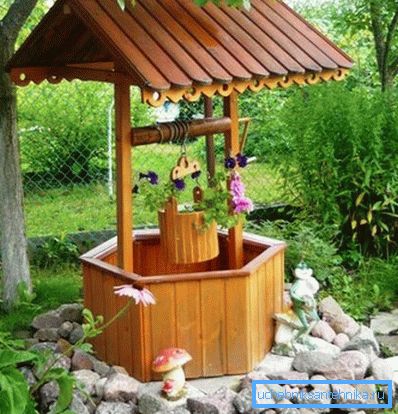 Der obere Teil des Brunnens besteht aus Holz Der obere Teil des Brunnens besteht aus Holz