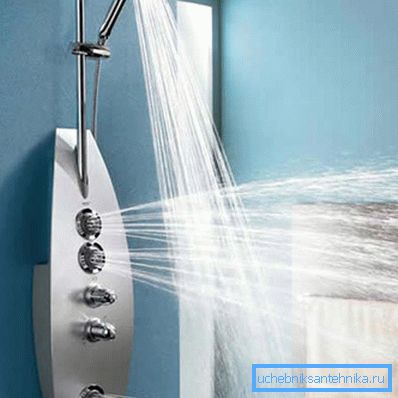Vertikale Dusche, ergänzt durch horizontale Düsen.