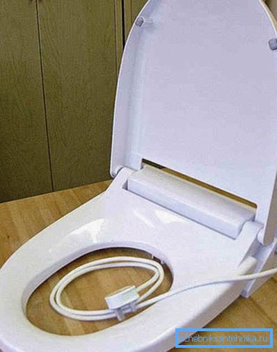Das Kabel zum Anschließen der Abdeckung ist sichtbar Das Kabel zum Anschließen der Abdeckung ist sichtbar