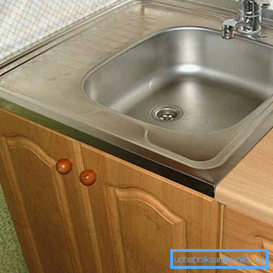 Es ist zu sehen, dass sich unter dem Waschbecken ein Ständer befindet