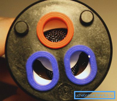 Sie sehen 2 Einlässe und 1 Auslässe sowie einen Geräuschunterdrücker aus Metallgitter Sie sehen 2 Einlässe und 1 Auslässe sowie einen Geräuschunterdrücker aus Metallgitter