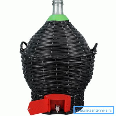 Weintopf mit einem Hahn. Weintopf mit einem Hahn.