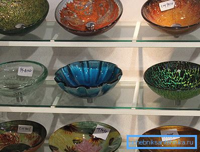 Schaufenster mit verschiedenen Modellen von transparenten und transluzenten Spülen Schaufenster mit verschiedenen Modellen von transparenten und transluzenten Spülen