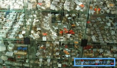 Schaufenster im Sanitärgeschäft. Wir haben einige Ausstellungsstücke kennengelernt. Schaufenster im Sanitärgeschäft. Wir haben einige Ausstellungsstücke kennengelernt.