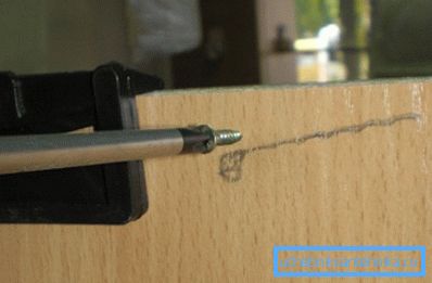 Wir drehen die selbstschneidende Schraube für einen Arm Wir drehen die selbstschneidende Schraube für einen Arm