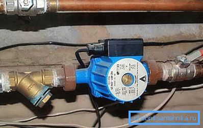 Setzen Sie zusammen mit der Pumpe Filtersumpf und Kugelhähne ein. Setzen Sie zusammen mit der Pumpe Filtersumpf und Kugelhähne ein.