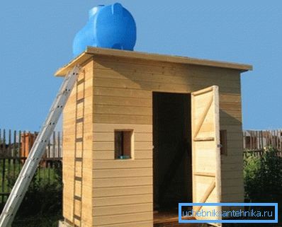 Ein großer Tank ermöglicht eine lange Zeit, um die Spüle ohne Wasserwechsel zu benutzen. Ein großer Tank ermöglicht eine lange Zeit, um die Spüle ohne Wasserwechsel zu benutzen.