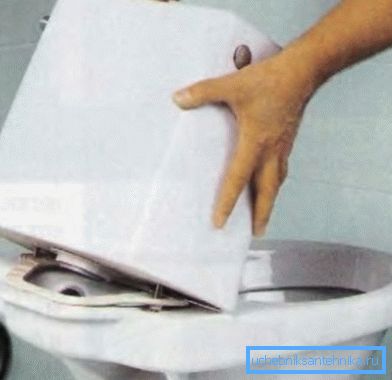 Zuerst demontieren und dann entscheiden, wie die Toilettenschüssel geklebt werden soll Zuerst demontieren und dann entscheiden, wie die Toilettenschüssel geklebt werden soll