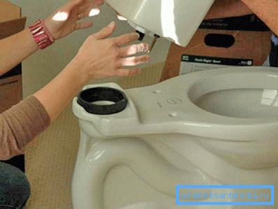 Das Aussehen und die Lage der Zwischendichtung zwischen dem Spülkasten und der Toilette selbst Das Aussehen und die Lage der Zwischendichtung zwischen dem Spülkasten und der Toilette selbst