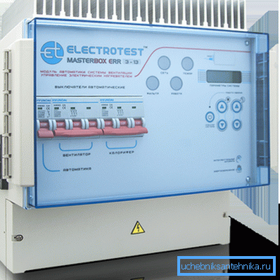 Aussehen Masterbox ERR. Es ist merkwürdig, dass seine Elektronik nicht nur eine passive (Kühler von oben), sondern auch eine aktive Kühlung (Lüfter links) benötigt. Aussehen Masterbox ERR. Es ist merkwürdig, dass seine Elektronik nicht nur eine passive (Kühler von oben), sondern auch eine aktive Kühlung (Lüfter links) benötigt.