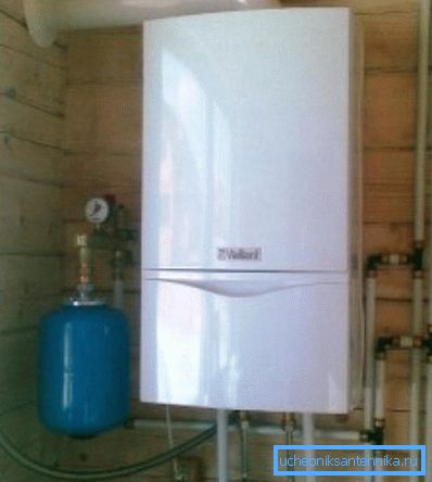 Aussehen eines an der Wand montierten Gaskessels mit Ausdehnungsgefäß, die an ein einziges System angeschlossen sind Aussehen eines an der Wand montierten Gaskessels mit Ausdehnungsgefäß, die an ein einziges System angeschlossen sind