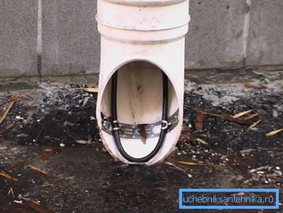 Das Erscheinungsbild des Rohrs mit dem installierten Kabel zum Erhitzen und Verhindern der Vereisung, obwohl Experten es vorziehen, das Element etwas höher zu heben Das Erscheinungsbild des Rohrs mit dem installierten Kabel zum Erhitzen und Verhindern der Vereisung, obwohl Experten es vorziehen, das Element etwas höher zu heben