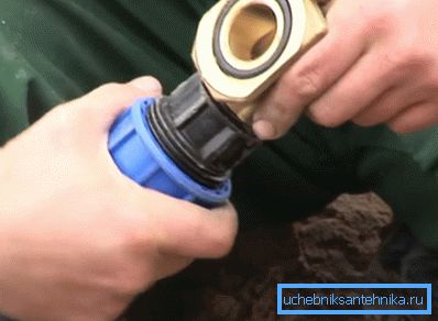 Der innere Teil des Rohrs ist mit einem Fitting befestigt Der innere Teil des Rohrs ist mit einem Fitting befestigt