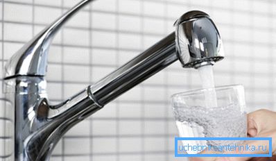 Wasser aus dem Wasserhahn Wasser aus dem Wasserhahn