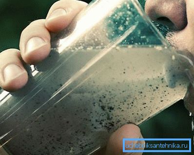 Wasser kann unangenehm riechen und ist trüb. Wasser kann unangenehm riechen und ist trüb.