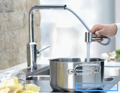 Wasser wird außerhalb der Spüle verfügbar. Wasser wird außerhalb der Spüle verfügbar.
