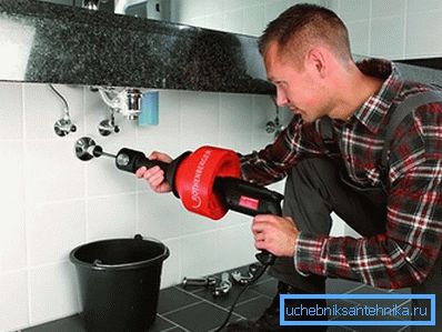 870 Wasser in der Spüle