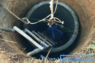 Wasser im Brunnenschacht Wasser im Brunnenschacht