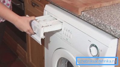 Wasser wird direkt in dieses Abteil gegossen.