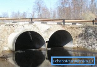 Rohrleitungen am Vorratsbehälter umlenken Rohrleitungen am Vorratsbehälter umlenken