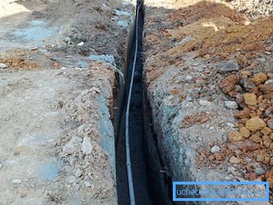 2767 Wasserleitung im Graben