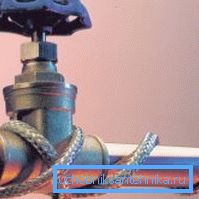 Wasserhahn mit erhitztem Wasser verhindert Frostschäden am Verschlussmechanismus Wasserhahn mit erhitztem Wasser verhindert Frostschäden am Verschlussmechanismus