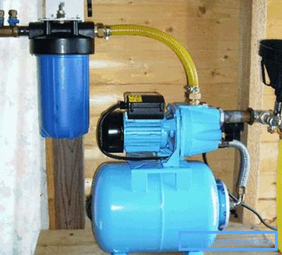 Wasser zum Abbinden kann durch den Trichter gegossen werden Wasser zum Abbinden kann durch den Trichter gegossen werden
