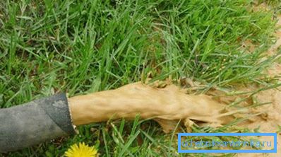 Wasser mit Lehm und Sand wird abgelassen Wasser mit Lehm und Sand wird abgelassen