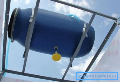 Wassertank aus Kunststofffässern. Wassertank aus Kunststofffässern.