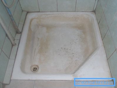Hier führen die kleinen Kratzer auf der emaillierten Oberfläche. Hier führen die kleinen Kratzer auf der emaillierten Oberfläche.
