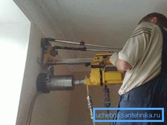 Mit diesem Gerät machen Bauarbeiter Durchgangskanäle in den Wänden für direkten Luftaustausch.