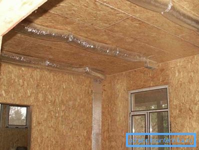 Luftkanäle zur Zufuhr von Warmluft verdecken die abgehängte Decke. Luftkanäle zur Zufuhr von Warmluft verdecken die abgehängte Decke.