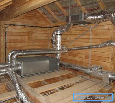 Luftkanäle im gebauten Haus können auf dem Dachboden ausgestattet werden Luftkanäle im gebauten Haus können auf dem Dachboden ausgestattet werden