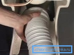 Das Leck vorübergehend zu beseitigen, hilft Cellophan- oder Gummibinden Das Leck vorübergehend zu beseitigen, hilft Cellophan- oder Gummibinden